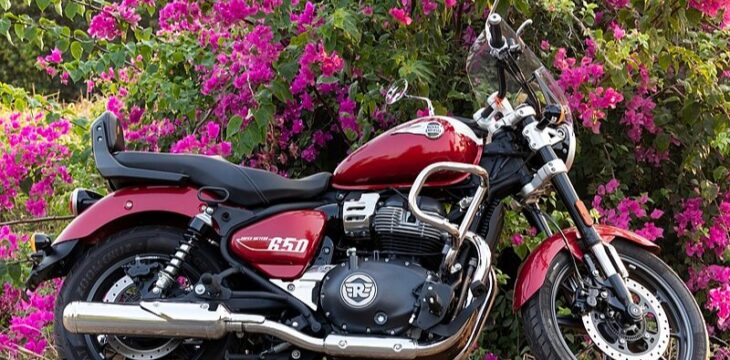 Radikale Royal Enfield mit zwei Motoren in Japan vorgestellt